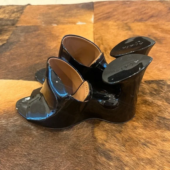 Alaia La Sculpture Patent Leather Slide Sandal - Picture 3 of 7